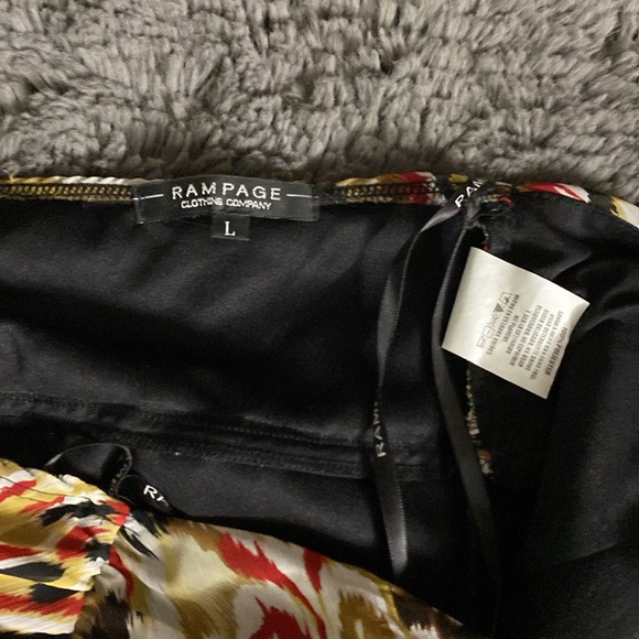 Red black tan cream colored top size large - Picture 3 of 3